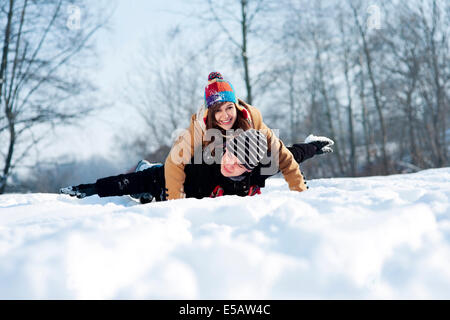 Junges Paar Rodeln auf Schnee Debica, Polen Stockfoto