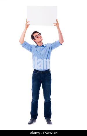 Gut aussehender Mann mit einem leeren Schild Overhead Debica, Polen Stockfoto