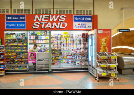 Melbourne Australien, Flagstaff Railway Station, Metro Network, City Loop, Zeitungsstand, Zeitungsstand, Nachrichtenagentur, AU140320006 Stockfoto