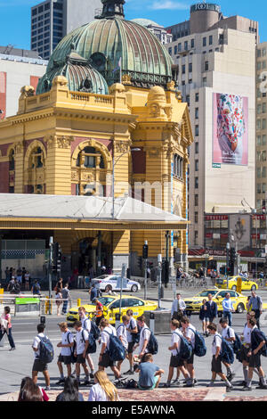 Melbourne Australien, Flinders Street Station, Blick vom Federation Square, Verkehr, Kuppel, Skyline der Stadt, Klasse für Studenten, Klassenkameraden, Ausflug, Schule Stockfoto