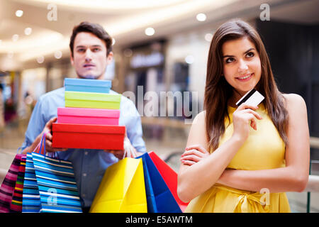 Porträt einer schönen weiblichen Shopaholic Debica, Polen Stockfoto