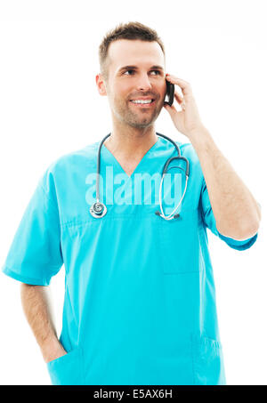 Gut aussehend männlichen Arzt telefonieren mit einem Handy Debica, Polen Stockfoto