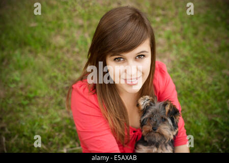 Junge Frau mit Yorkshire Terrier Debica, Polen Stockfoto