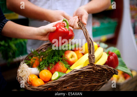 Korb gefüllt gesunde Ernährung Debica, Polen Stockfoto