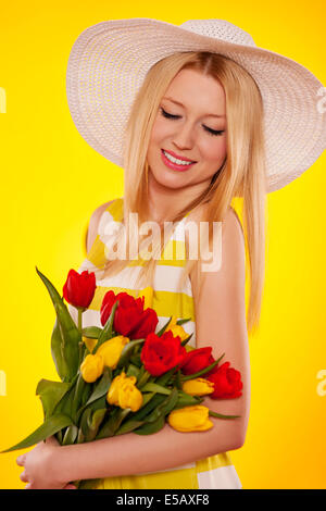 Frühling-Porträt einer schönen jungen Frau mit Tulpen Debica, Polen Stockfoto