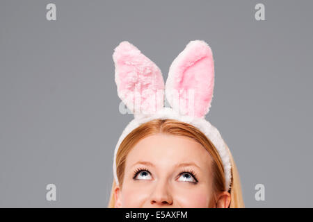 Ostern Hase Frau blickte Debica, Polen Stockfoto