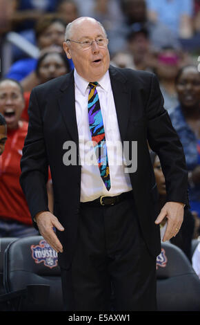 Washington, DC, USA. 25. Juli 2014. 20140725 - Washington Mystics Cheftrainer Mike Thibault Uhren zweiten Halbzeit gegen die Tulsa Shock im Verizon Center in Washington. Die Mystiker besiegte den Schock, 82-77. © Chuck Myers/ZUMA Draht/Alamy Live-Nachrichten Stockfoto