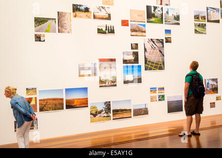 Melbourne Australia, Federation Square, Ian Potter Center: NGV Australia, Kunstgalerie, Museum, Fotos, Frau, weibliche Frauen, Blick, Mann, Männer, AU140320 Stockfoto