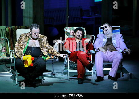 HANDOUT - "Der Rhein Gold", Foto Probe ab 2014, Szene 4: Oleg Bryjak (Alberich), Norbert Ernst (Loge), Wolfgang Koch (Wotan). Die Wagner-Oper wird bei den Bayreuther Festspielen 2014 am 25. Juli 2014 durchgeführt werden. DPA (obligatorische CREDIT: "Foto: Bayreuther Festspiele/Enrico Nawrath"-) Stockfoto