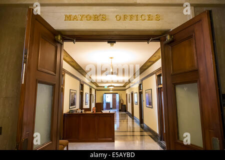 Los Angeles California, Innenstadt, Civic Center District, Los Angeles City Hall, 1928, innen, Büro des Bürgermeisters, Eingang, Schreibtisch, Tür, weit geöffnet, Flur, s Stockfoto