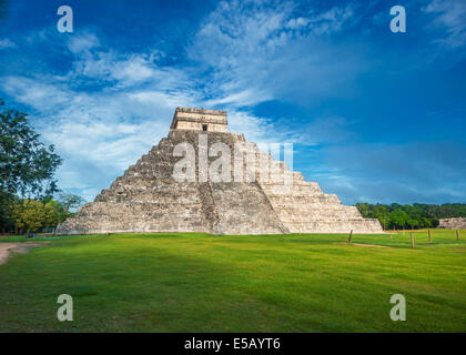 El Castillo oder Tempel der Kukulkan Pyramide, Chichen Itza, Yucatan, Mexiko Stockfoto