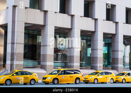Los Angeles, Kalifornien, Innenstadt, One California Plaza, South Grand Avenue, Taxi, gelbes Taxi, Minivan, Auto, CA140401078 Stockfoto