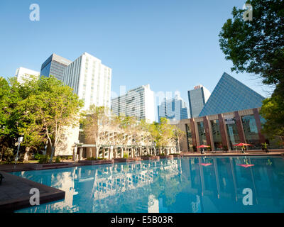 Ein Sommer-Blick auf Edmonton City Hall und die Skyline von Edmonton helle, früh morgens in der Sonne.  Edmonton, Alberta, Kanada. Stockfoto