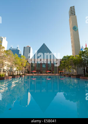 Ein Sommer-Blick auf Edmonton City Hall und die Skyline von Edmonton helle, früh morgens in der Sonne.  Edmonton, Alberta, Kanada. Stockfoto