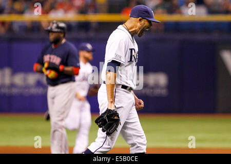 St. Petersburg, Florida, USA. 25. Juli 2014. Tampa Bay Rays Krug David Price (14) nach Streichung der Boston Red Sox linker Feldspieler Jonny Gomes (5) an der Spitze des achten Inning der Boston Red Sox bei den Tampa Bay Rays im Tropicana Field in St. Petersburg, Florida am Ende auf Freitag, 25. Juli 2014 beginnen. Bildnachweis: ZUMA Press, Inc/Alamy Live-Nachrichten Stockfoto