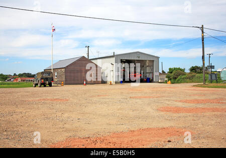 Ein Blick auf die Happisburgh Inshore Rescue Boat Station befindet sich am Warenkorb Lücke, Norfolk, England, Vereinigtes Königreich. Stockfoto