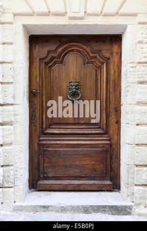 Italien. Alten Klopfer auf alten Holztür. Stockfoto