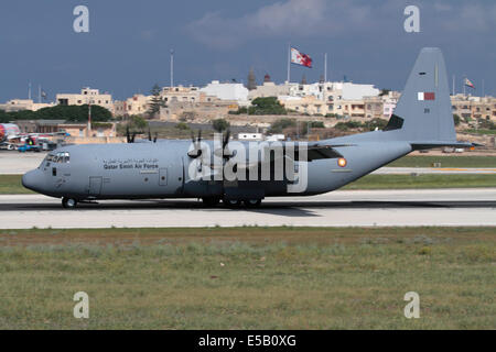 Lockheed Martin C-130J Hercules Militärflugzeug der Qatar Emiri Air Force auf der Landebahn kurz nach der Landung in Malta Stockfoto