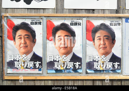 Eection Poster zeigt der japanische Premierminister Shinzo Abe. Stockfoto