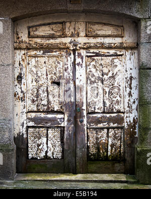 Alte Tür, verwittert und Fäulnis in Porto, portugal Stockfoto