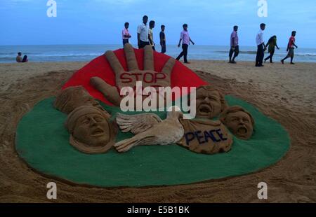 Puri, indischer Bundesstaat Orissa' s Hauptstadt Bhubaneswar. 25. Juli 2014. Sand Skulptur Sand Künstlers Sudarshan Pattnaik Aufruf zu einem Waffenstillstand zwischen Israel und Palästina Gaza-Streifen man bei Puri Strand sieht der Bucht von Bengal, 65 km vom östlichen indischen Bundesstaat Orissa "s Hauptstadt Bhubaneswar, 25. Juli 2014. © Stringer/Xinhua/Alamy Live-Nachrichten Stockfoto