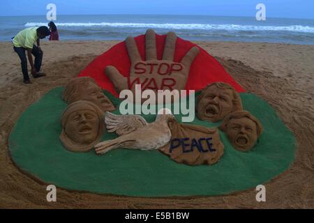 Puri, indischer Bundesstaat Orissa' s Hauptstadt Bhubaneswar. 25. Juli 2014. Sand Skulptur Sand Künstlers Sudarshan Pattnaik Aufruf zu einem Waffenstillstand zwischen Israel und Palästina Gaza-Streifen man bei Puri Strand sieht der Bucht von Bengal, 65 km vom östlichen indischen Bundesstaat Orissa "s Hauptstadt Bhubaneswar, 25. Juli 2014. © Stringer/Xinhua/Alamy Live-Nachrichten Stockfoto