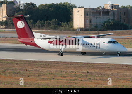 De Havilland Canada Dash 8 turboprop Regionalflugzeuge der Libyschen operator Petro Luft auf der Start- und Landebahn nach der Landung in Malta Stockfoto