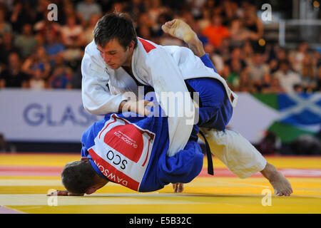 Glasgow, Schottland. 25. Juli 2014. Jacques van Zyl von Südafrika in der Herren-73kg-Judo-match gegen Patrick Dawson von Schottland während Tag 2 der 20. Commonwealth Games (Ort) am 25. Juli 2014 in Glasgow, Schottland. (Foto von Roger Sedres/Gallo Images/Alamy Live News) Stockfoto