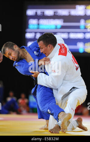 Glasgow, Schottland. 25. Juli 2014. Patrick Dawson von Schottland (blau) gegen Jan Gosiewski von England in die Mens bis 73kg (weiß) Judo muss in Tag 2 der 20. Commonwealth Games (Ort) am 25. Juli 2014 in Glasgow, Schottland. (Foto von Roger Sedres/Gallo Images/Alamy Live News) Stockfoto
