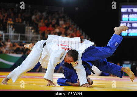 Glasgow, Schottland. 25. Juli 2014. Patrick Dawson von Schottland (blau) gegen Jan Gosiewski von England in die Mens bis 73kg (weiß) Judo muss in Tag 2 der 20. Commonwealth Games (Ort) am 25. Juli 2014 in Glasgow, Schottland. (Foto von Roger Sedres/Gallo Images/Alamy Live News) Stockfoto