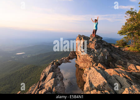 Ein Teenager stehen auf der Oberseite des steinigen Männlein Bergs warten Sonnenuntergang im Shenandoah National Park Stockfoto