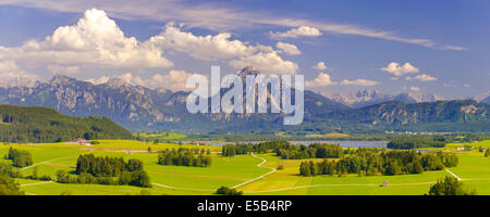 große Panorama-Landschaft in Bayern mit See Forggensee und Alpen Berge in der Nähe der Stadt Füssen Stockfoto