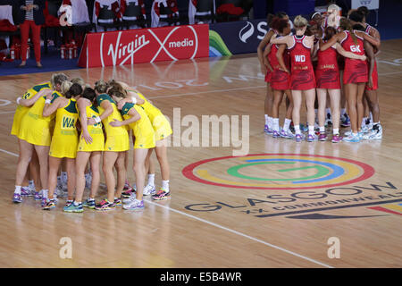 SECC, Glasgow, Schottland, Großbritannien, Samstag, Juli 2014. Australien und England Netball Teams in separaten Dudles nach einem angespannten Vorspiel in Pool B, die Australien gewann 49-48 bei den Glasgow 2014 Commonwealth Games Stockfoto