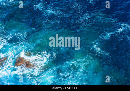 Meer Hintergrund, abstrakt Naturkulisse, sauber kristallklarem blauen Wasser, gute Sommerwetter, Reisen und Urlaub Stockfoto