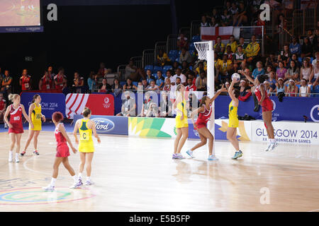 SECC, Glasgow, Schottland, Großbritannien, Samstag, Juli 2014. Die Australierin Natalie Medhurst schießt im angespannten Australien gegen England-Vorbereitungs-Netball-Spiel in Pool B, das Australien 49-48 bei den Commonwealth Games in Glasgow 2014 gewann Stockfoto