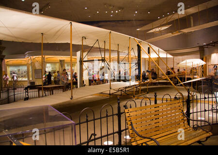 1903 Wright Flyer, das erste Schwer-alsluft, angetriebene Flugzeug, einen nachhaltigen, kontrollierten Flug mit einem Piloten an Bord zu machen. Stockfoto