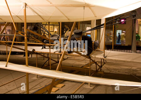 1903 Wright Flyer, das erste Schwer-alsluft, angetriebene Flugzeug, einen nachhaltigen, kontrollierten Flug mit einem Piloten an Bord zu machen. Stockfoto