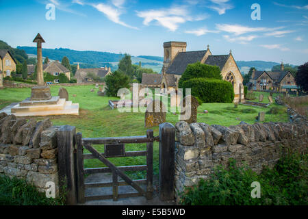 Am frühen Morgen über die Cotswolds Dorf Snowshill, Gloucestershire, England Stockfoto