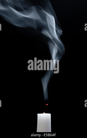 Eine weiße Kerze ist Rauchen, nachdem es erloschen ist Stockfoto