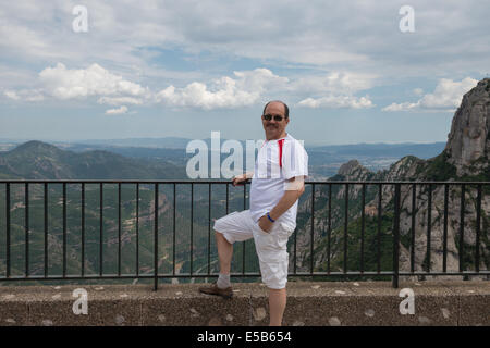 Reifer Mann auf Panorama-Hintergrund des Tal des Llobregat Fluß von Montserrat Abbey in Richtung Serra de Collcardus, Katalonien, Spanien Stockfoto