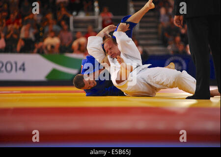 Glasgow, Schottland. 26. Juli 2014. Dramatische Szenen als Euan Burton kämpft Jason Koster zu durchlaufen, die Männer-100 kg Judo-Finale. Bildnachweis: Michael Preston/Alamy Live-Nachrichten Stockfoto