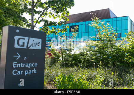 Das Glas fronted Fassade und Eingang Zeichen des 'G Live' Centre in Guildford. Stockfoto