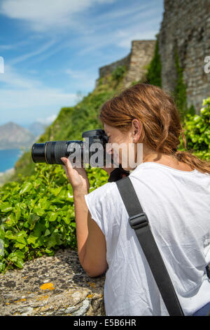 Junge Frau mit Kamera auf Sizilien, Italien Stockfoto