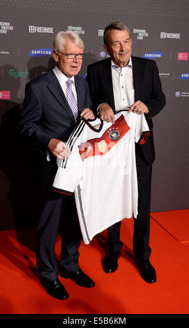 Hamburg, Deutschland. 25. Juli 2014. Die deutsche Fußball Liga Reinhard Rauball und Präsident der German Football Association Wolfgang Niersbach (R) besuchen die "Meisterfeier" der "11 Freunde" Fußball-Magazin in Hamburg, Deutschland, 25. Juli 2014. Das Magazin vergibt den Preis "11" an herausragende Persönlichkeiten des Begriffs 2013/2014. Foto: Daniel Reinhardt/Dpa/Alamy Live News Stockfoto