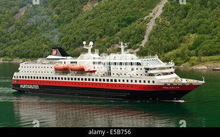 Hurtigruten Schiff MS Polarlys Ankunft in Geiranger, Norwegen. Stockfoto