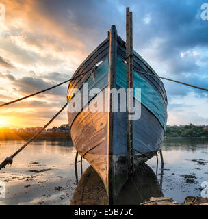 Alte verlassene Boot am Ufer Stockfoto