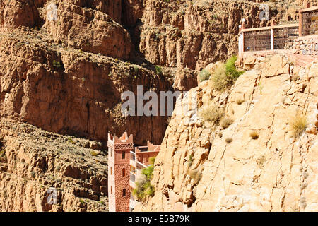 Spitze der Dades Schlucht, Hotel, gebaut in Red Rock, Schalter wieder Rd, Tal, absteigend, Todra Fluss, Nr Oasenband-Ed-Dades, Marokko Stockfoto