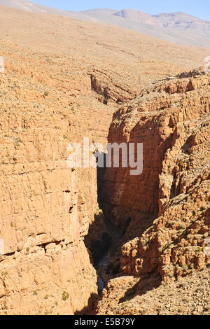 Spitze der Dades Schlucht, Hotel, gebaut in Red Rock, Schalter wieder Rd, Tal, absteigend, Todra Fluss, Nr Oasenband-Ed-Dades, Marokko Stockfoto