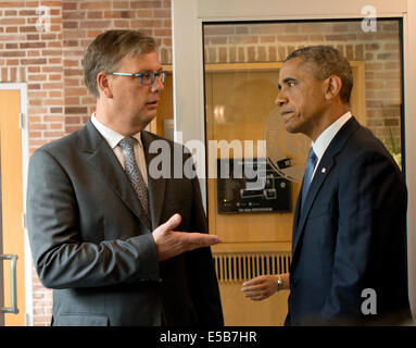 Stellvertretender Leiter der Mission Peter Mollema dank US-Präsident Barack Obama für seinen Besuch und die Unterstützung, nachdem der Präsident die Kondolenzbuch bei der Botschaft der Niederlande in Washington, DC am Dienstag, 22. Juli 2014 unterzeichnet. Bildnachweis: Ron Sachs/Pool über CNP/Dpa - NO-Draht-Dienst- Stockfoto