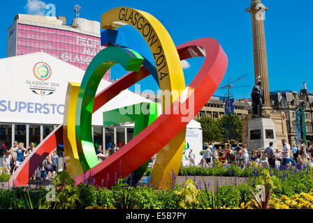 Commonwealth Games-Logo und Massen von Menschen in Glasgows George Square Stockfoto